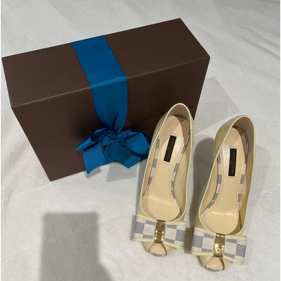 LOUIS VUITTON Ivory Damier Azul Valentine Check Bow Patent & Canvas Pumps 37 - Picture 2 of 10
